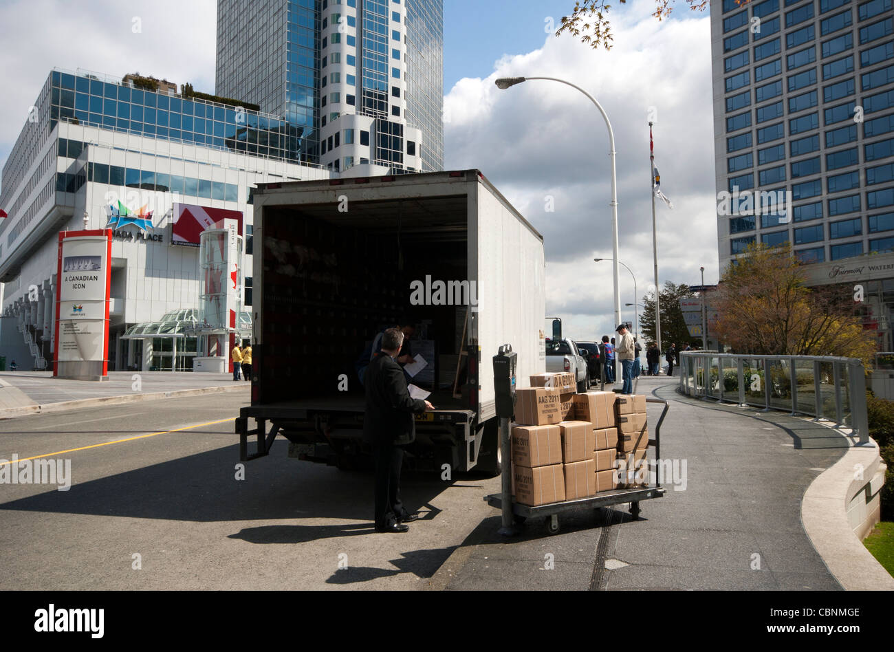 En train de décharger un camion de livraison de colis et de boîtes dans la rue à Vancouver, Colombie-Britannique, Canada Banque D'Images