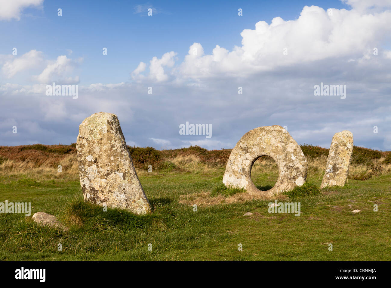 Le Men-an-tol est un arrangement de pierres érigées sur la lande près de Penzance en Cornouailles. Banque D'Images