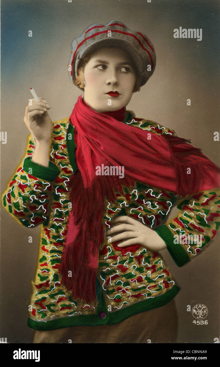 Agacé Woman Smoking Cigarette Banque D'Images