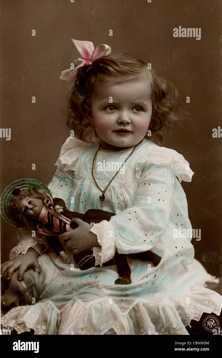 Cute little Girl with Doll Banque D'Images