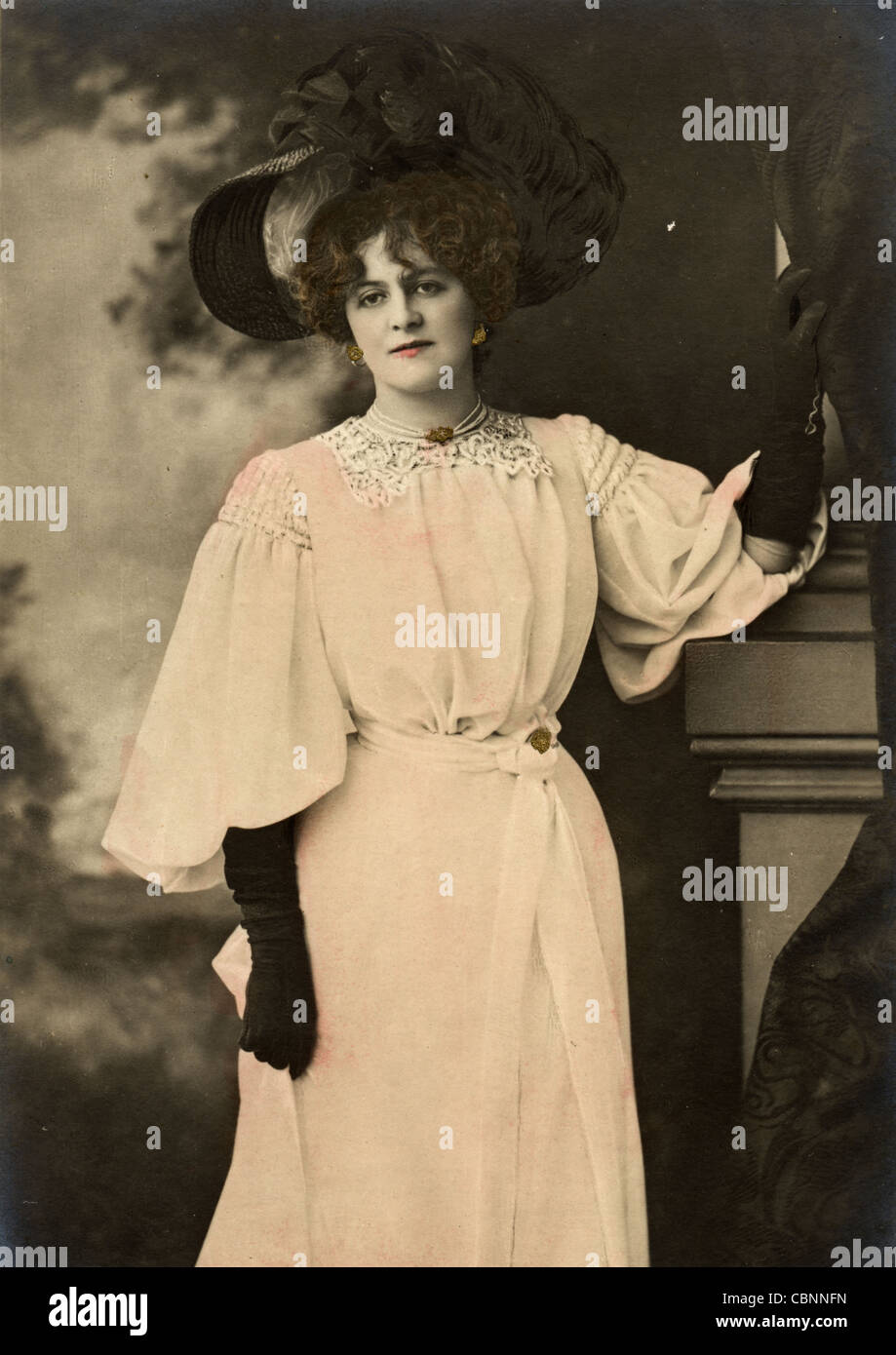 L'actrice Marie Studholme en robe couleur pêche pastel Banque D'Images