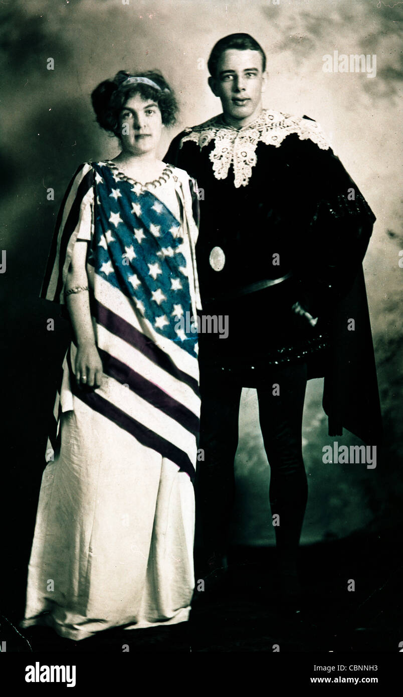 Couple costumé avec drapeau patriotique Femme drapée Banque D'Images
