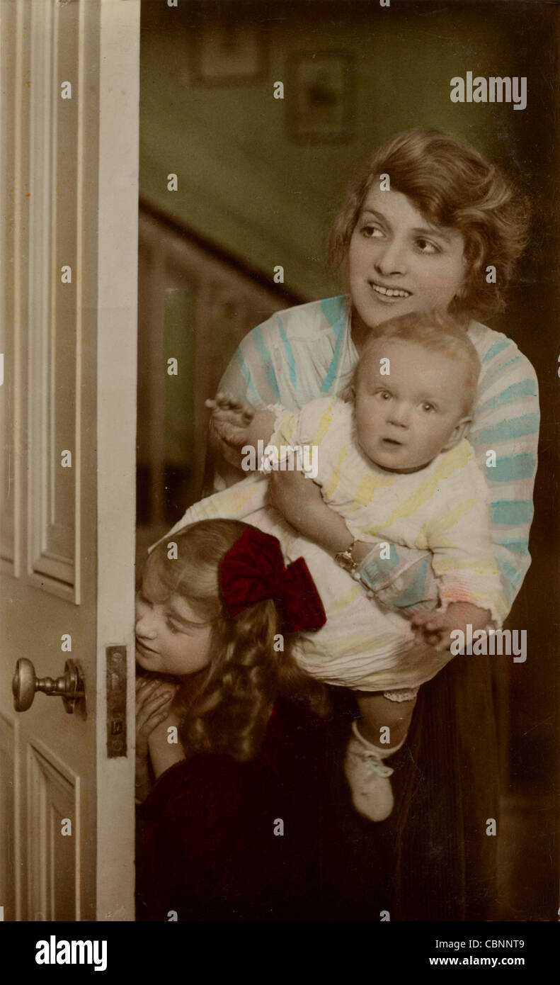 L'actrice Gladys Cooper avec enfants Joan & Baby John Banque D'Images