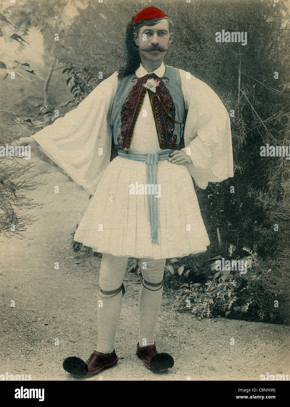 Homme grec en costume ethnique traditionnel Photo Stock - Alamy