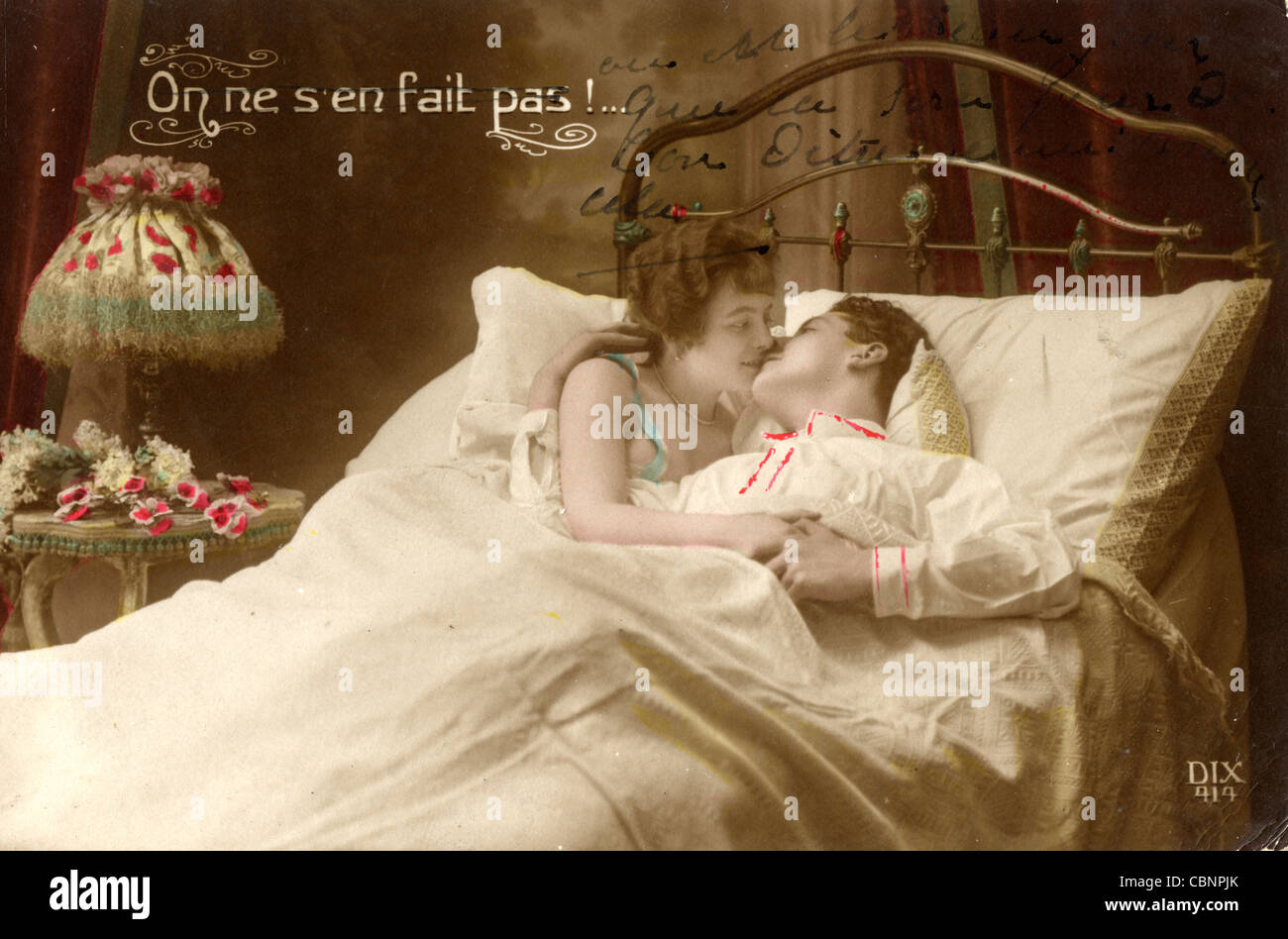 La passion Couple Kissing in Bed Banque D'Images