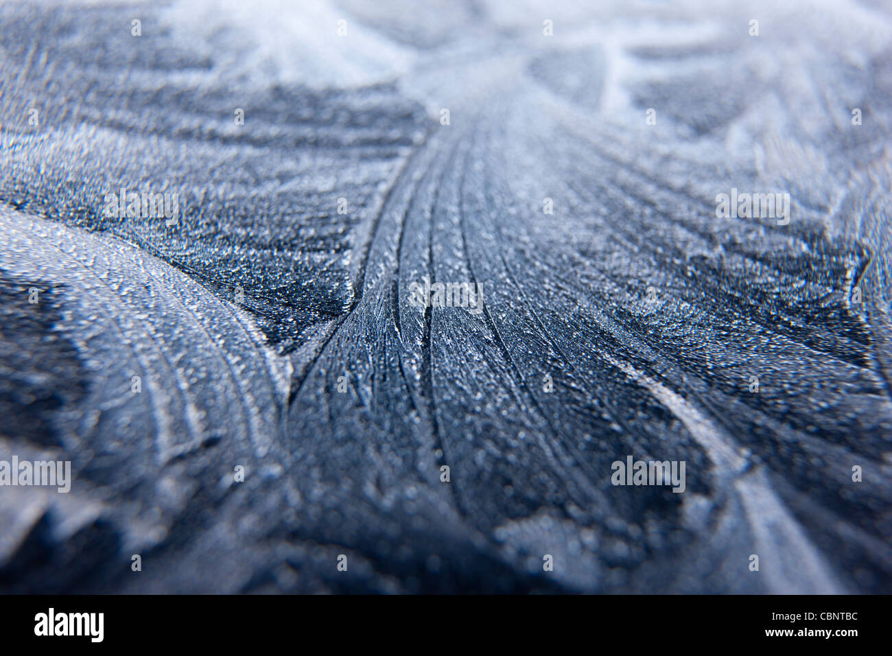 Se produisant des cristaux de glace solide inorganique cristallins du givre sur une vitre opaque transparent de l'eau congelée Banque D'Images