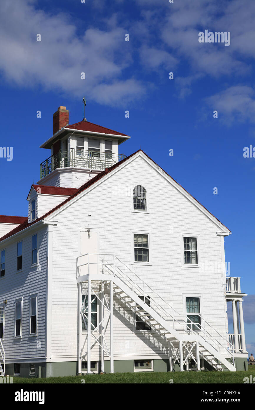 USA, Cape Cod, phare blanc à la plage Banque D'Images