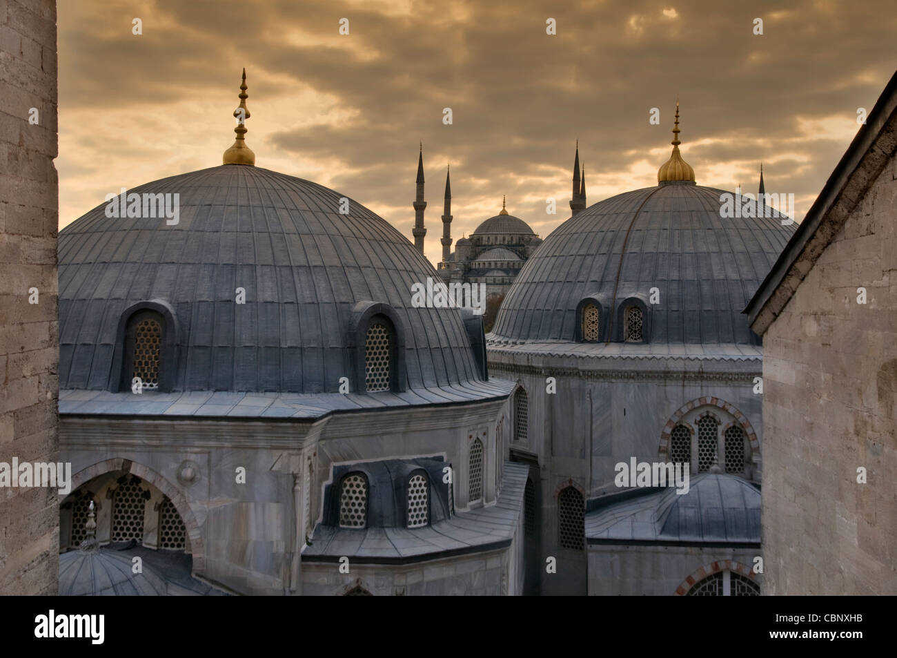 La Mosquée Bleue et Sainte-Sophie mausolées vue depuis l'intérieur de Sainte-Sophie, Istanbul,Turquie Banque D'Images