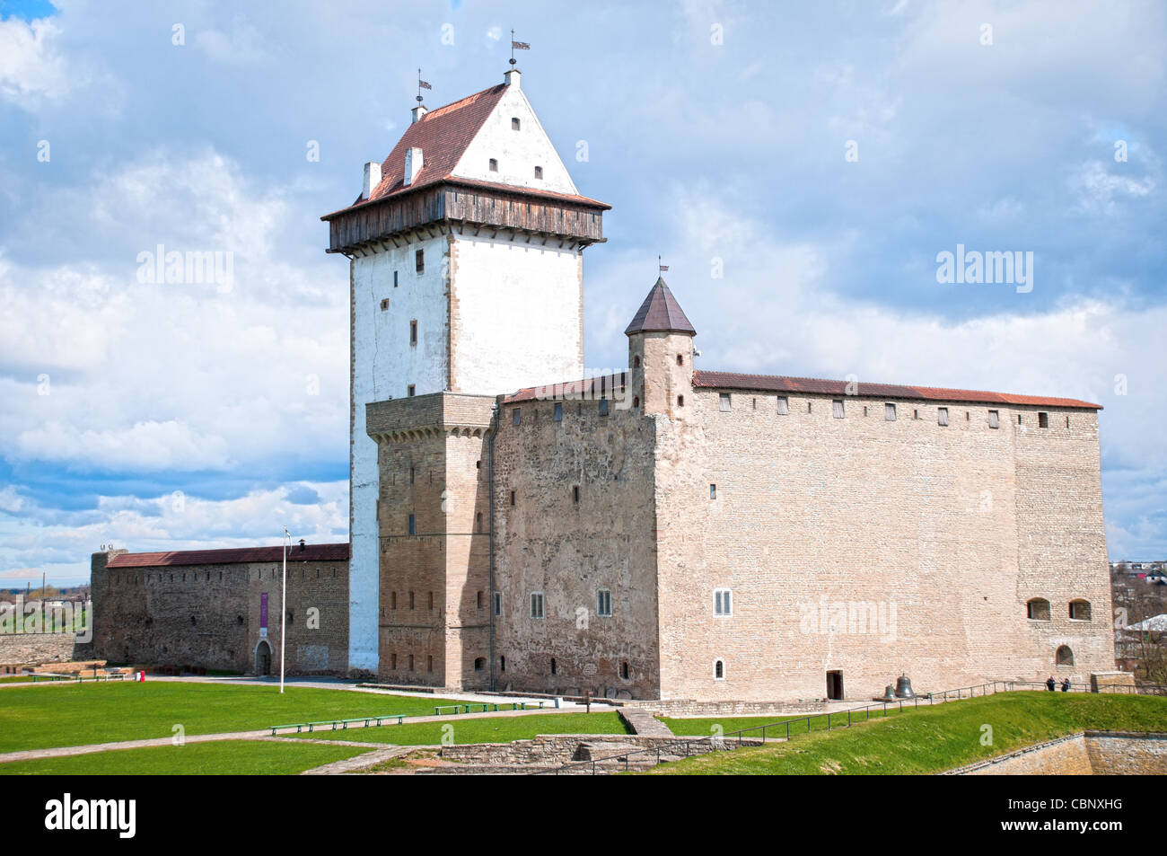 Beau château ancien à Narva avec blue cloudy sky en arrière-plan (l'Estonie, Europe) Banque D'Images