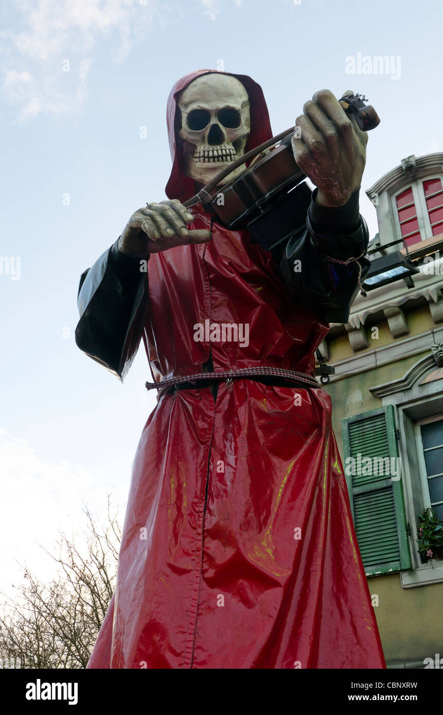La figure de la mort à jouer du violon à Winter Wonderland à Hyde Park - Londres, Angleterre Banque D'Images