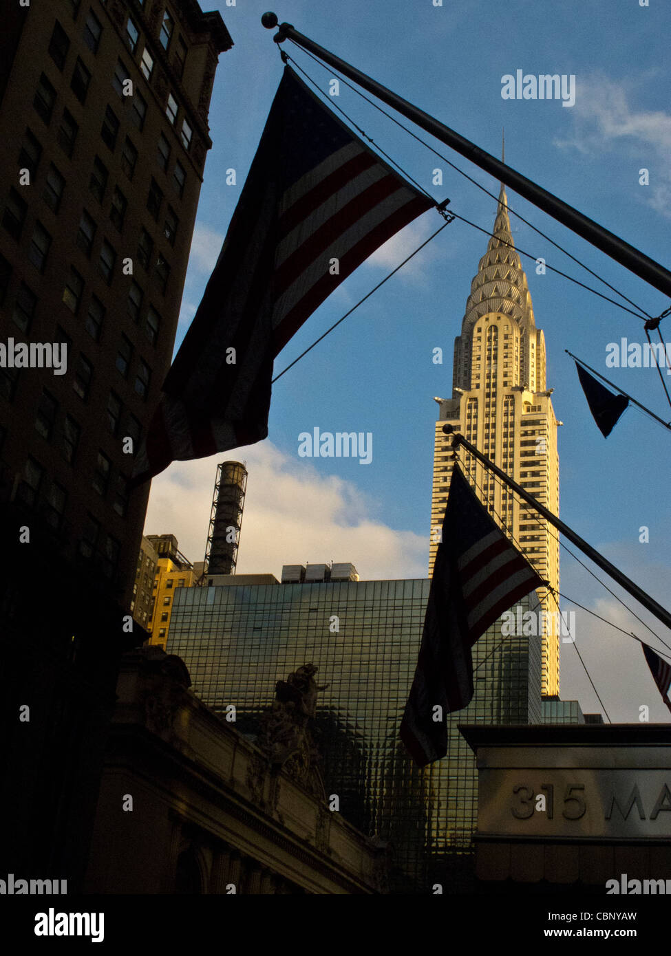 Empire State Building avec drapeaux américains en premier plan , New York, New York Banque D'Images