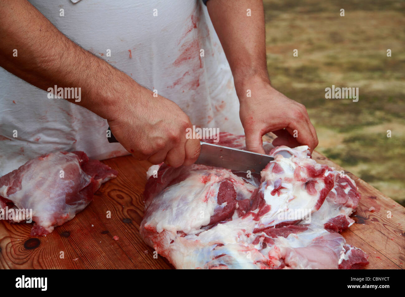 Hacher la viande de porc, Countryman Ibiza d'abattage de porcs traditionnels Banque D'Images
