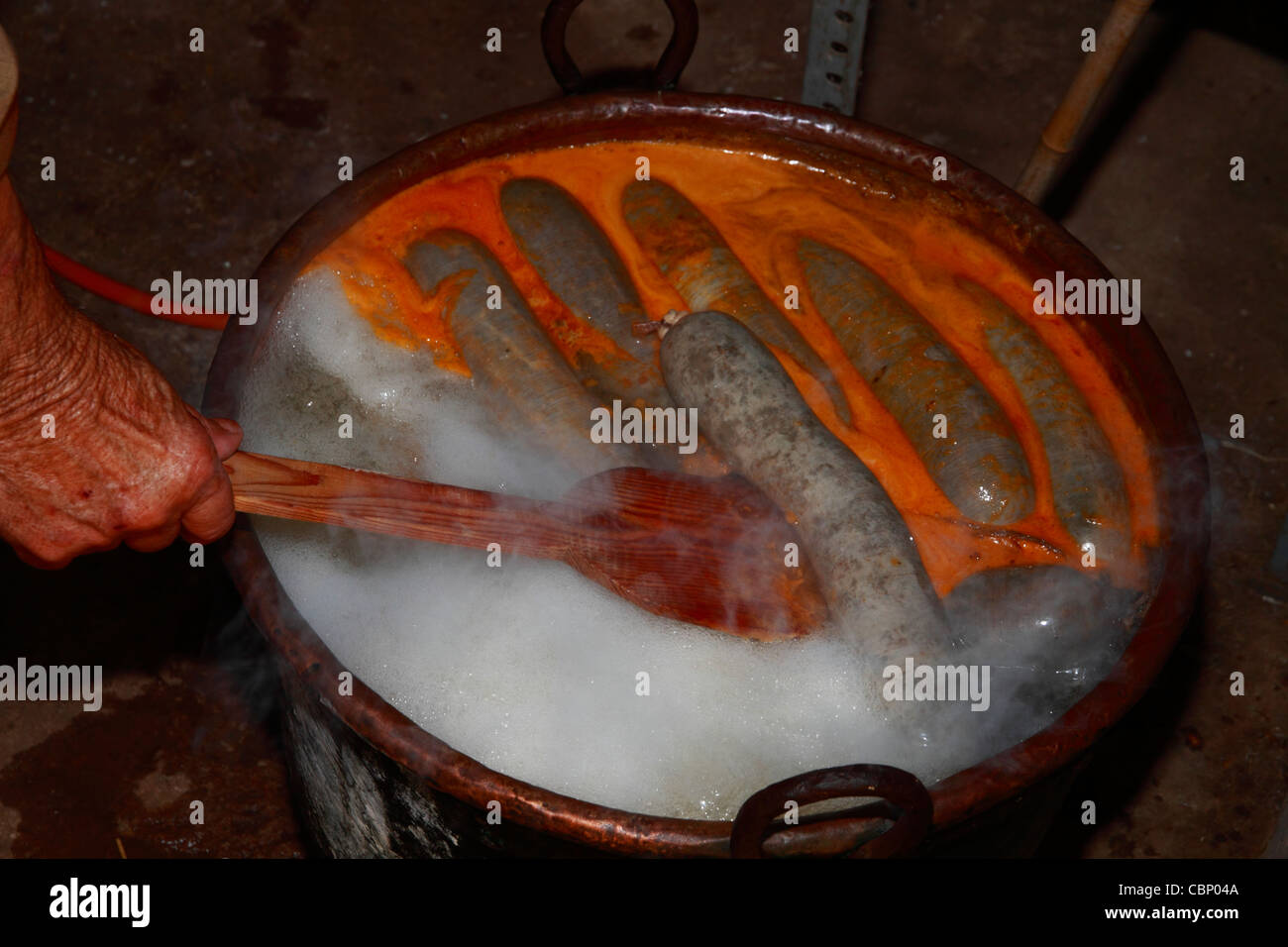 Des saucisses cuites dans l'eau, l'abattage de porcs traditionnels Ibiza Banque D'Images