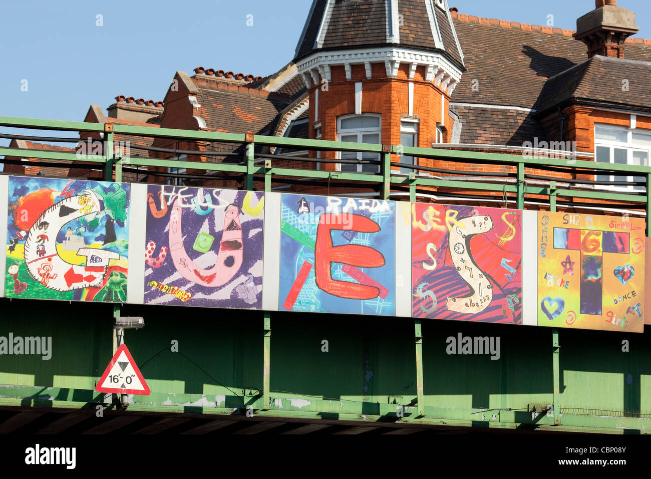 Illustrations sur le pont de chemin de fer à Brixton, Londres Banque D'Images