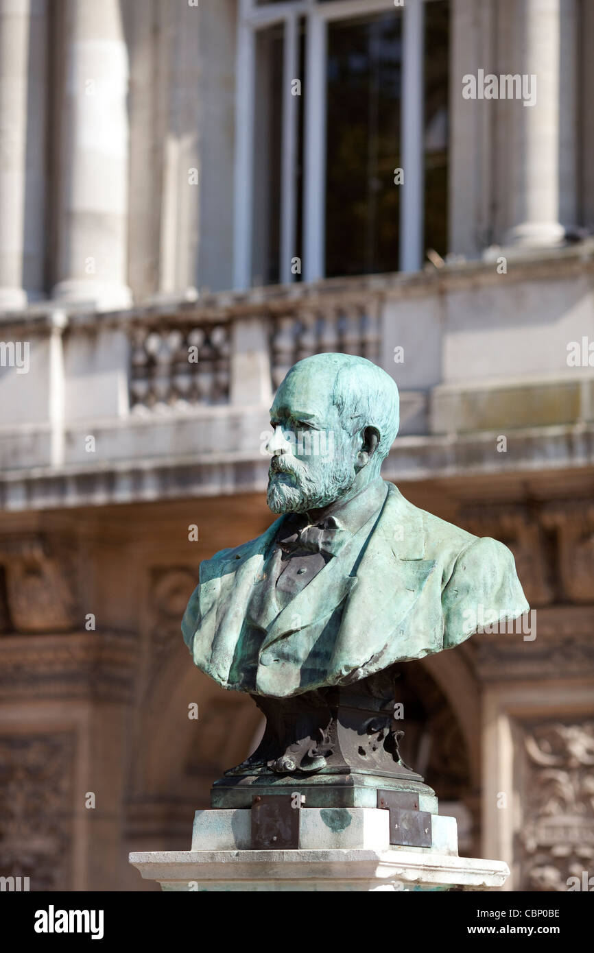 Une statue d'Henry Tate en face de la Tate library à Brixton, Londres. Banque D'Images