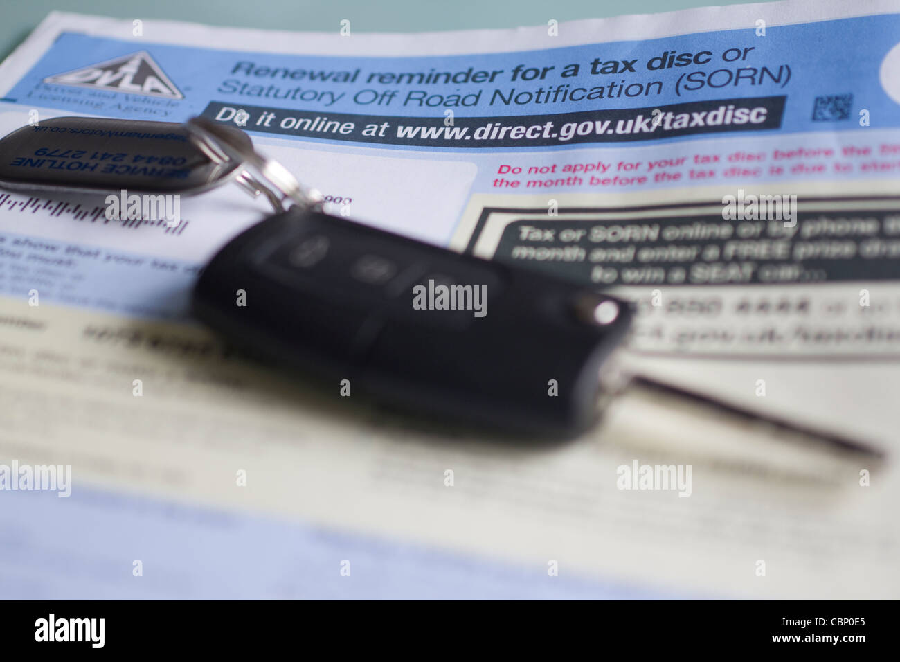 Rappel de renouvellement de licence du Fonds routier britannique, y compris un avis pour un disque fiscal ou une notification statutaire hors route (SORN), communément appelée taxe sur les voitures Banque D'Images