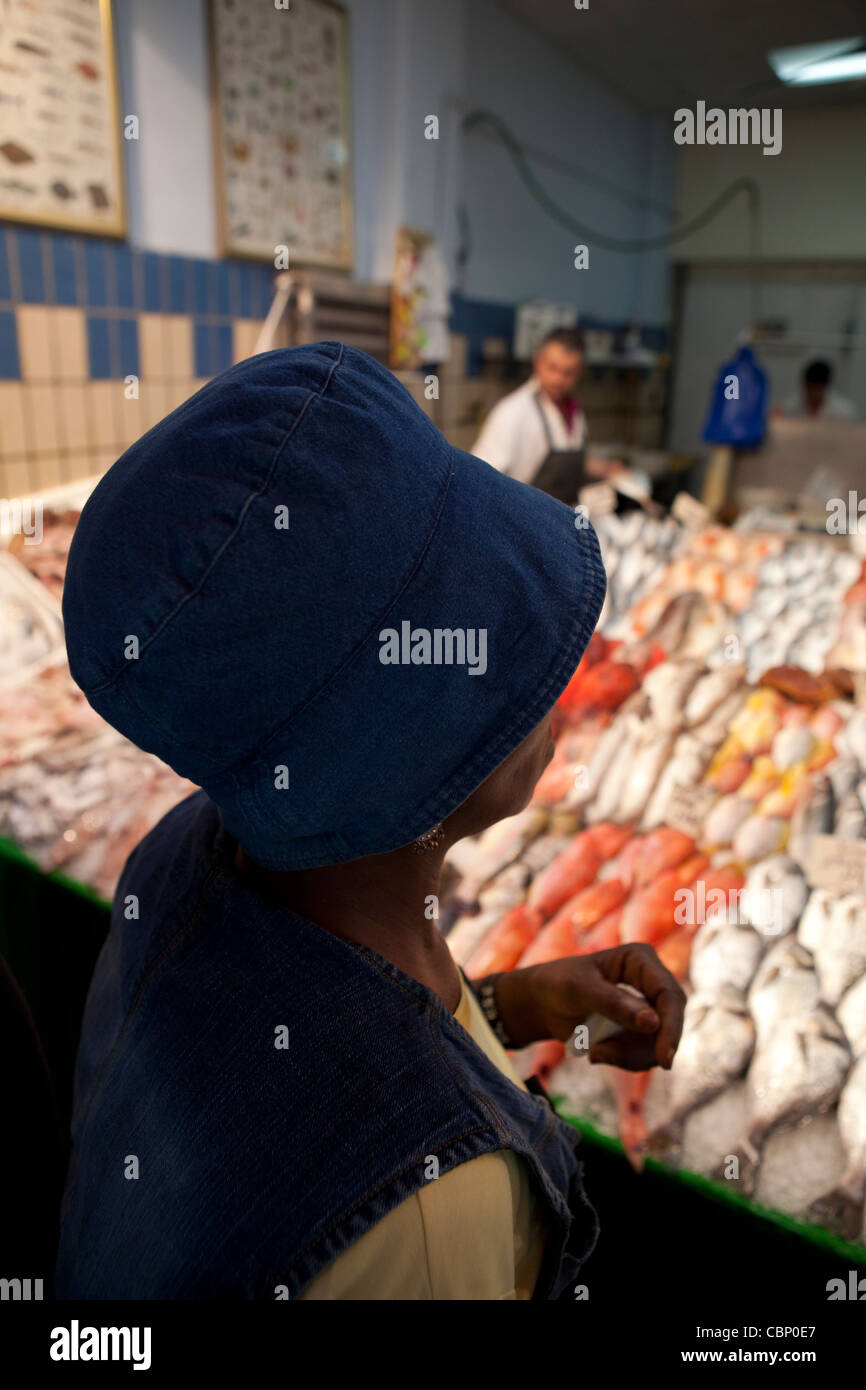 Décrochage du poisson en marché de Brixton. Banque D'Images
