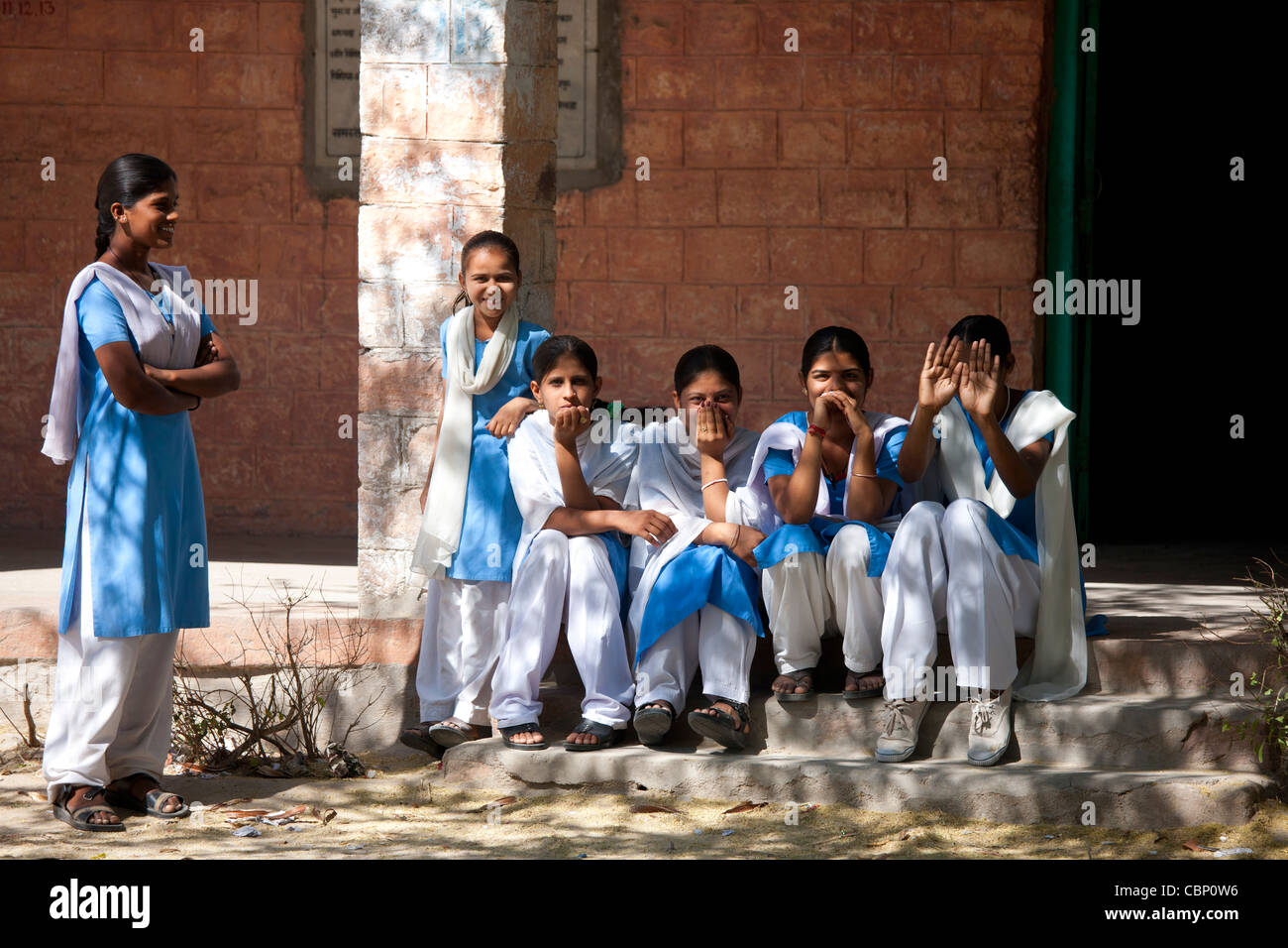Indian Hindu écoliers à l'école d'État à Kaparda village de Rajasthan, Inde du Nord Banque D'Images