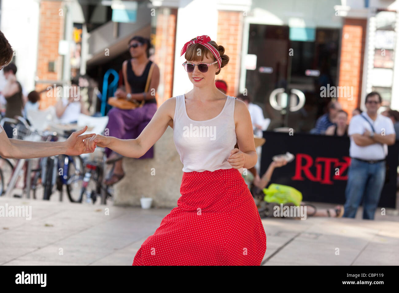 Une fille à l'extérieur de la danse jitterbug à Brixton, Londres luxueux Banque D'Images