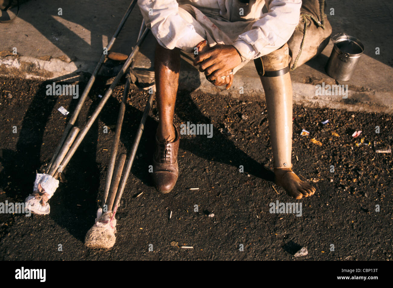 Un homme avec une prothèse appelée 'Jaipur Foot' est la mendicité ( Inde) Banque D'Images