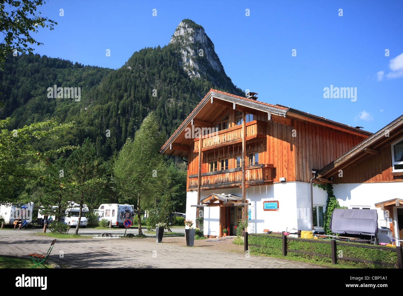 Camping, Oberammergau, Bavière, Allemagne avec pic Kofel en arrière-plan Banque D'Images