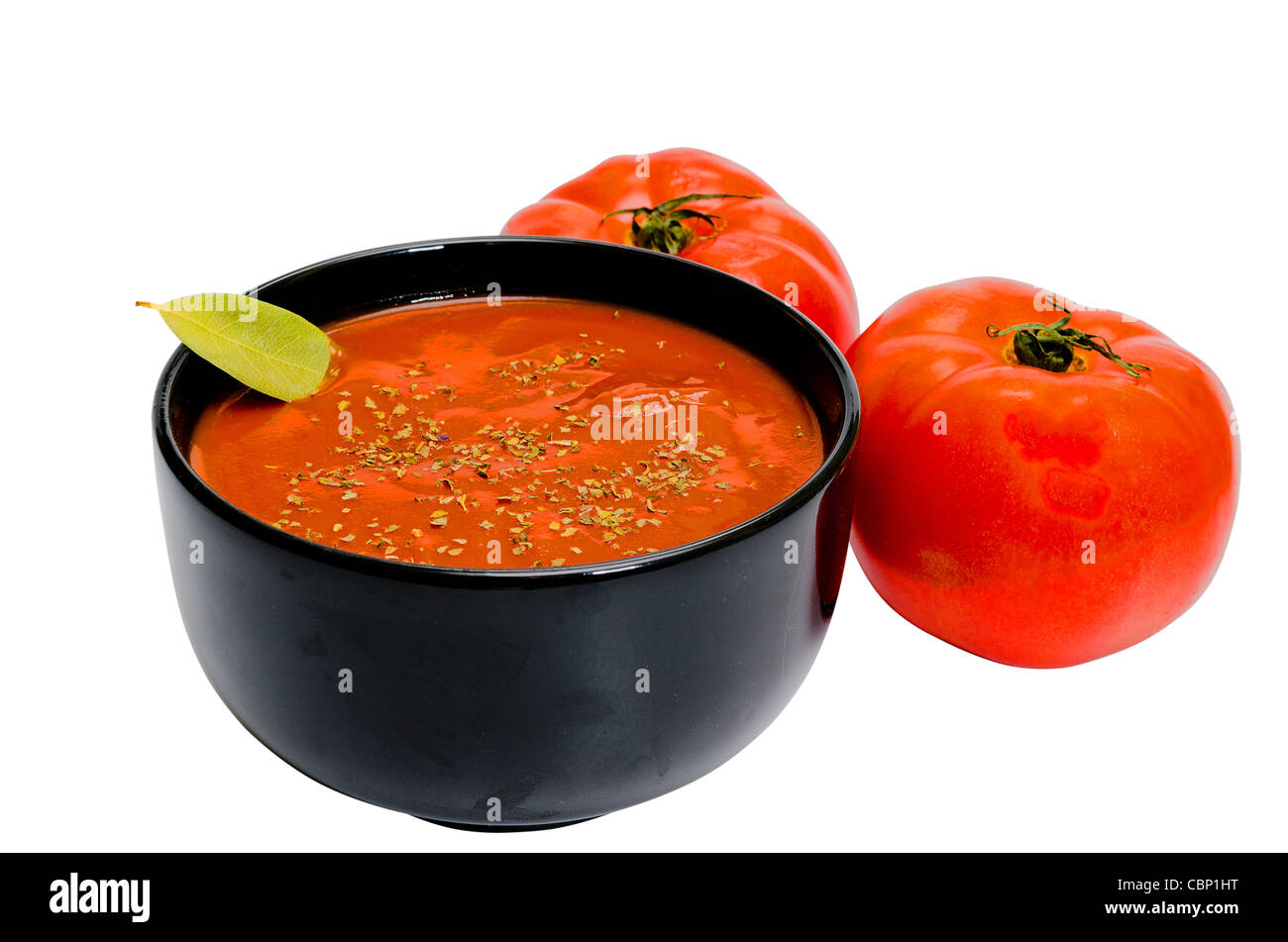 Bol de soupe de tomate et les tomates isolé sur fond blanc avec chemin de détourage. Banque D'Images