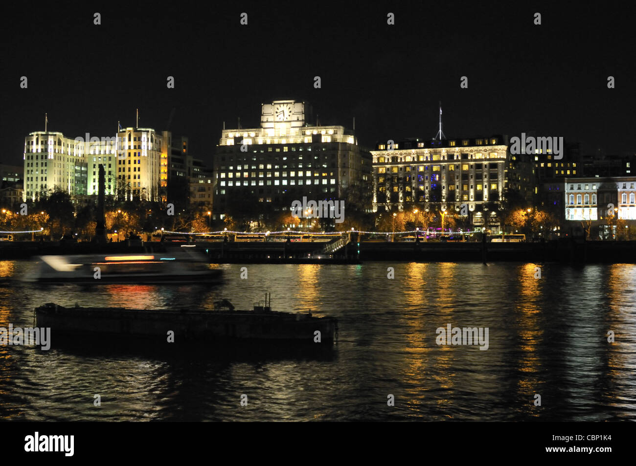 Savoy Hotel et Thames, Londres la nuit. UK. Banque D'Images