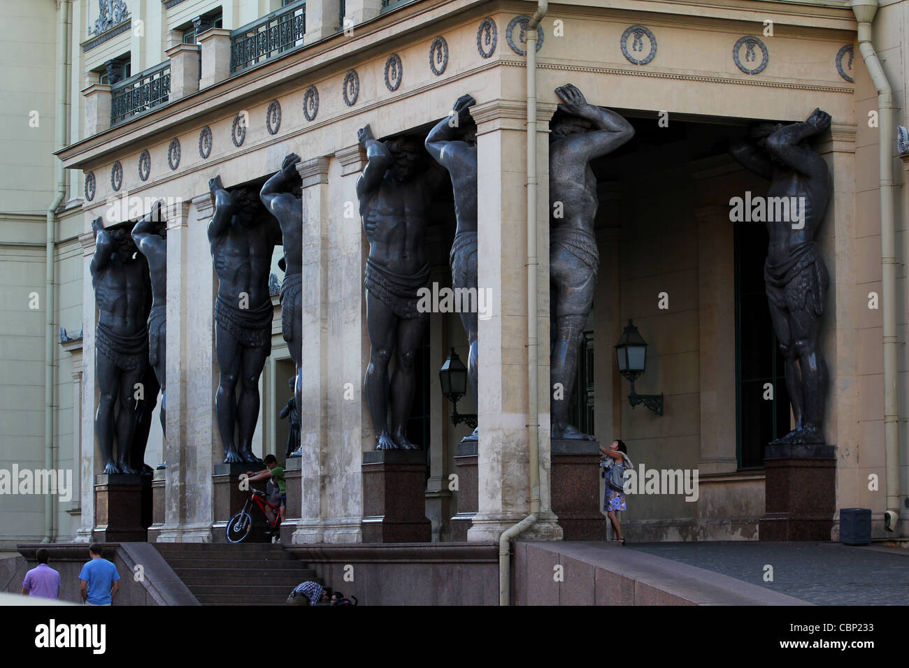Atlant statue près Ermitage Saint-Pétersbourg, Russie Banque D'Images