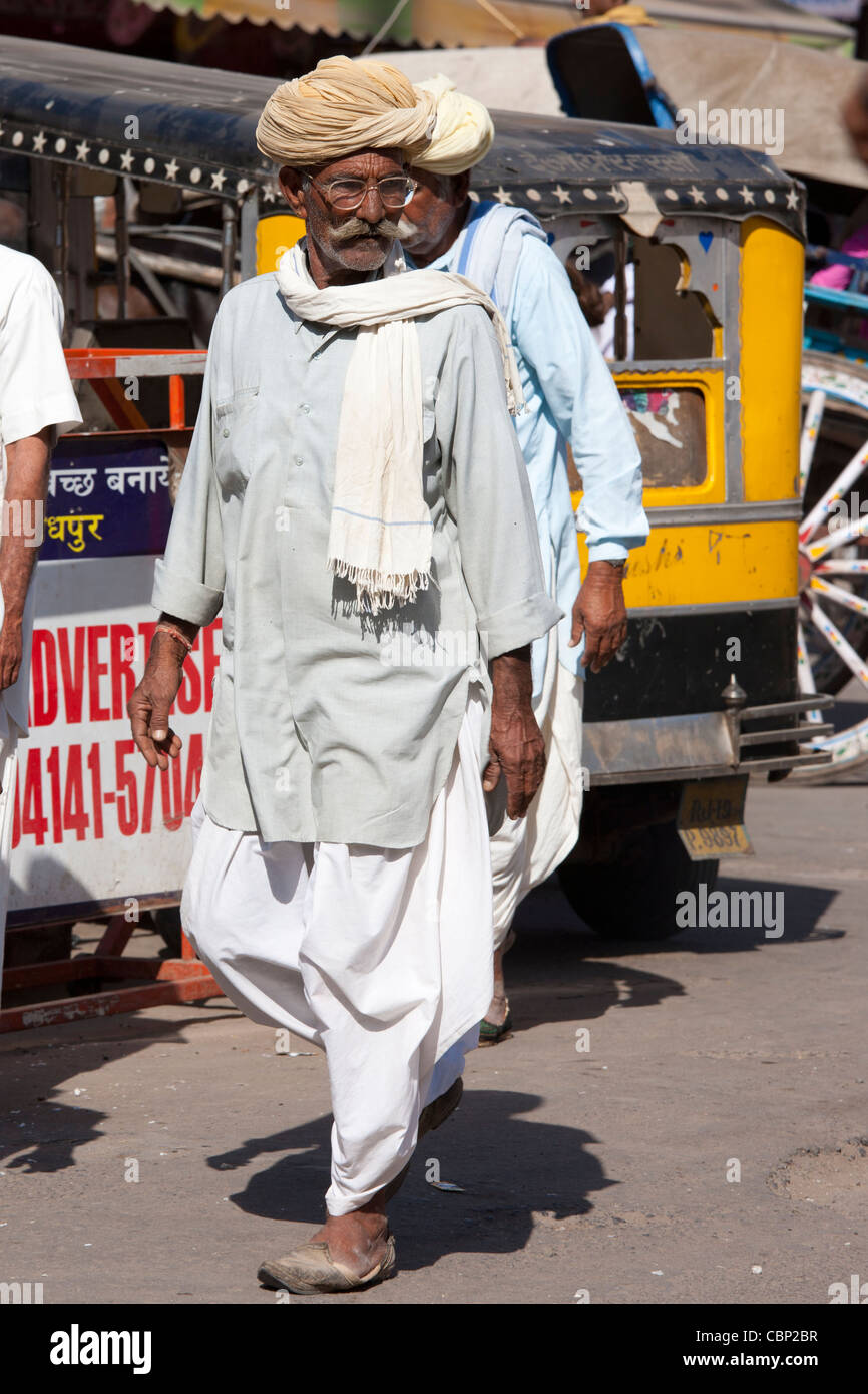 L'homme indien en turban et pantalon traditionnel dhoti à Sardar Market à Girdikot, Jodhpur, Rajasthan, Inde du Nord Banque D'Images
