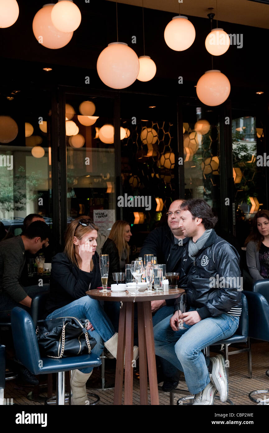 Les Athéniens ayant avoir pause café dans les cafés de rue Skoufa dans de Kolonaki d'Athènes Banque D'Images