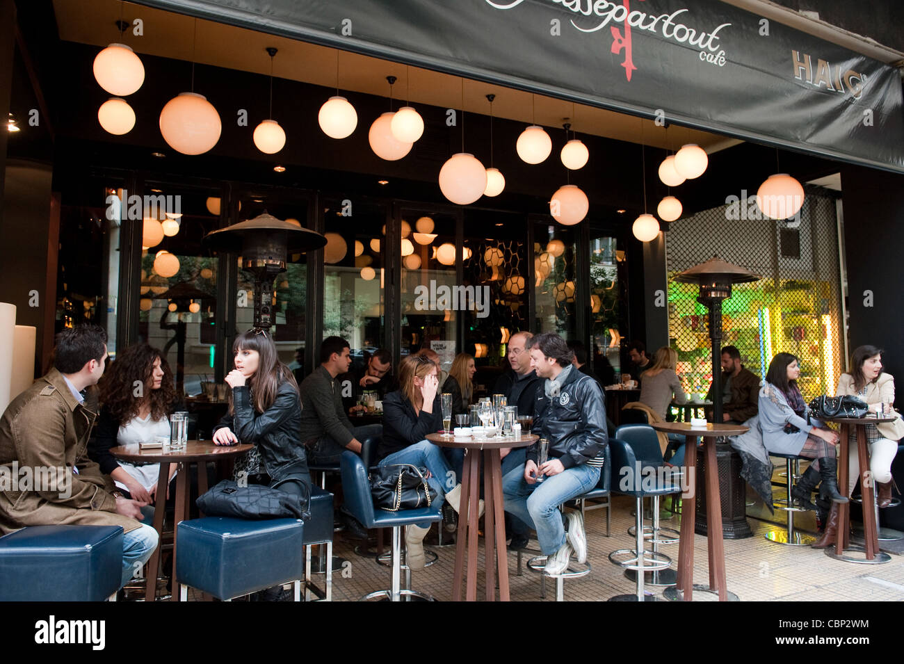 Les Athéniens ayant avoir pause café dans les cafés de rue Skoufa dans de Kolonaki d'Athènes Banque D'Images