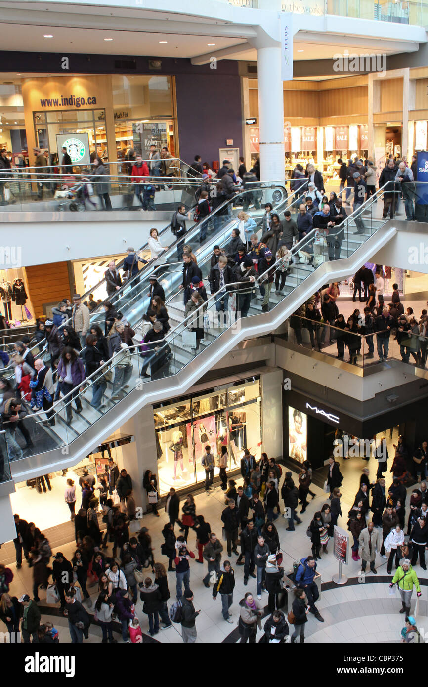 Foule à l'intérieur occupés shopping mall multi niveau Banque D'Images
