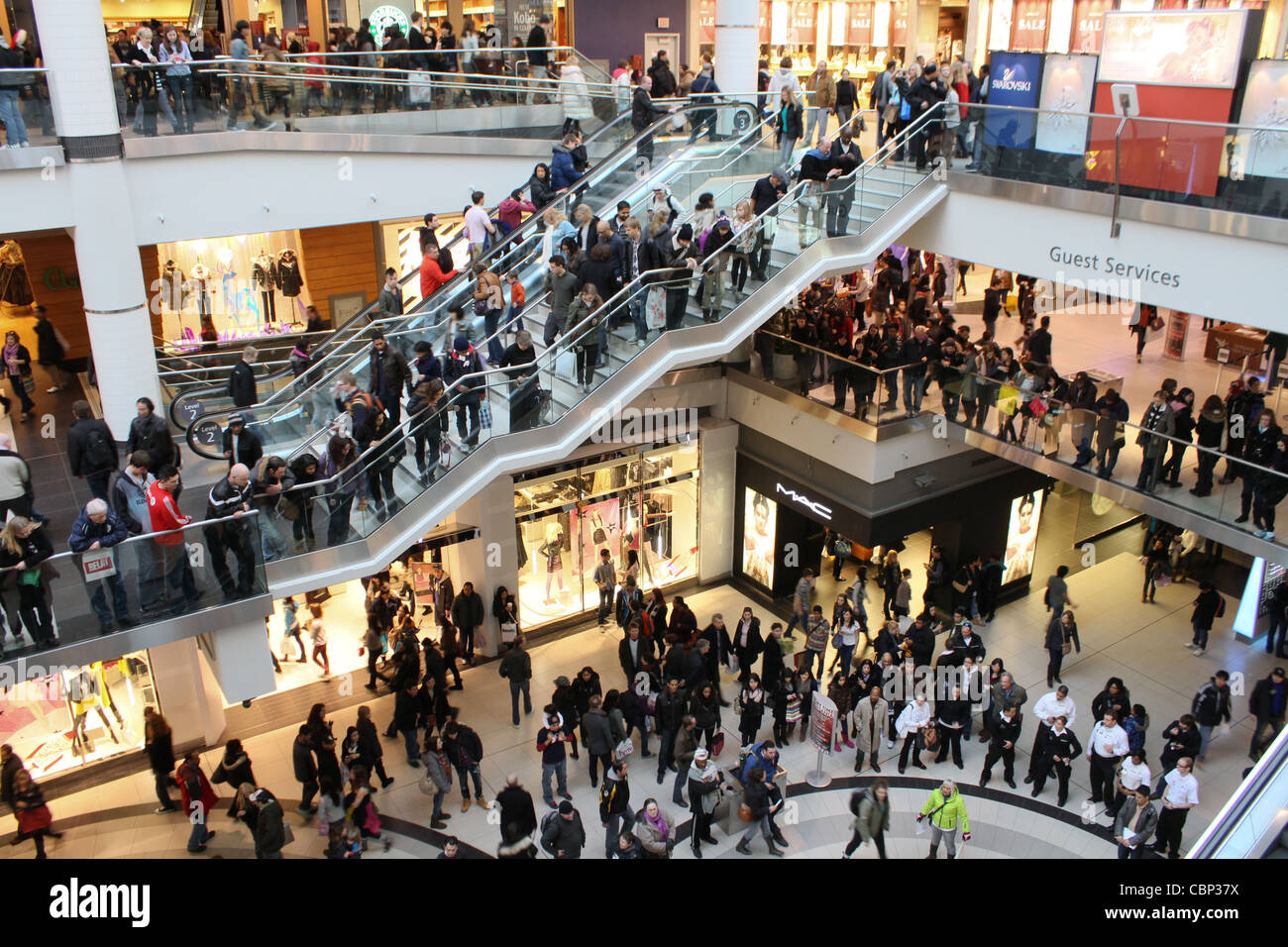 Foule à l'intérieur occupés shopping mall multi niveau Banque D'Images