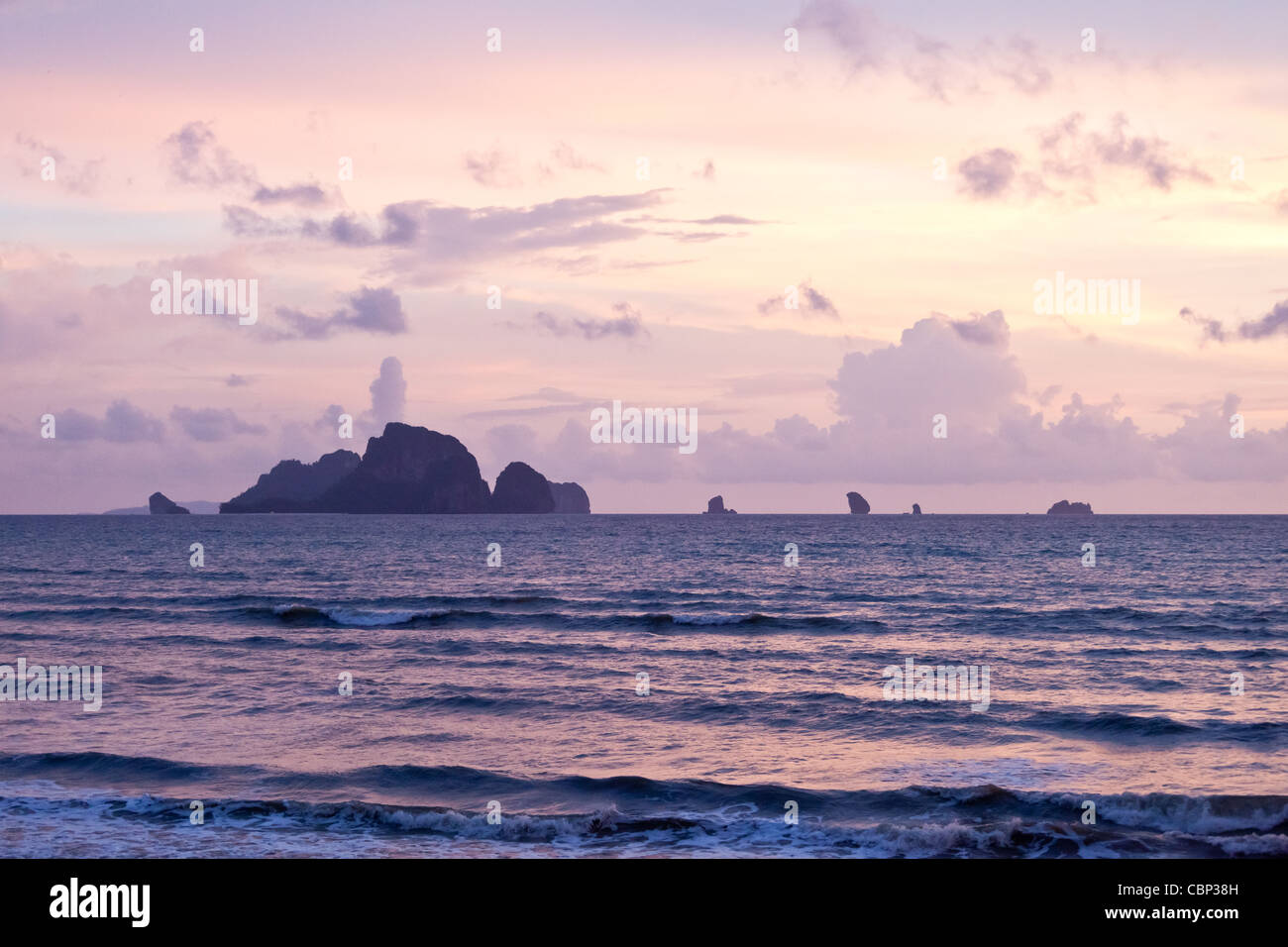 Beau coucher du soleil à Krabi, Thaïlande Banque D'Images