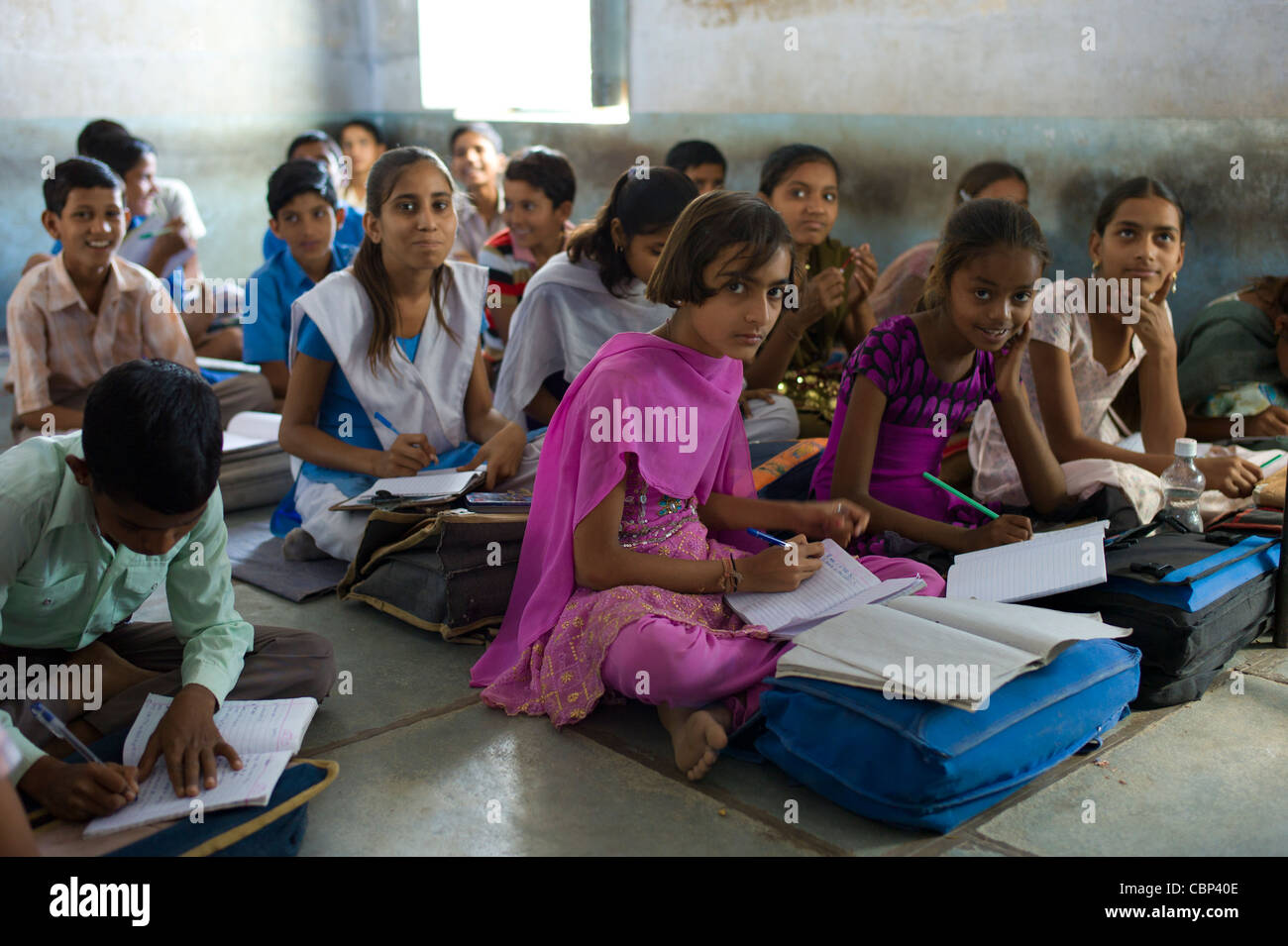 Les enfants indiens l'apprentissage de l'anglais à l'école en Rajyakaiya Narlai village, Rajasthan, Inde du Nord Banque D'Images