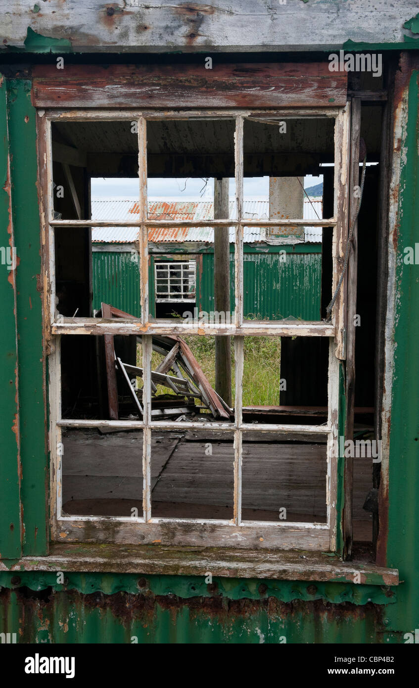 Bâtiment abandonné par la fenêtre, avec un autre au-delà de l'abandon Banque D'Images