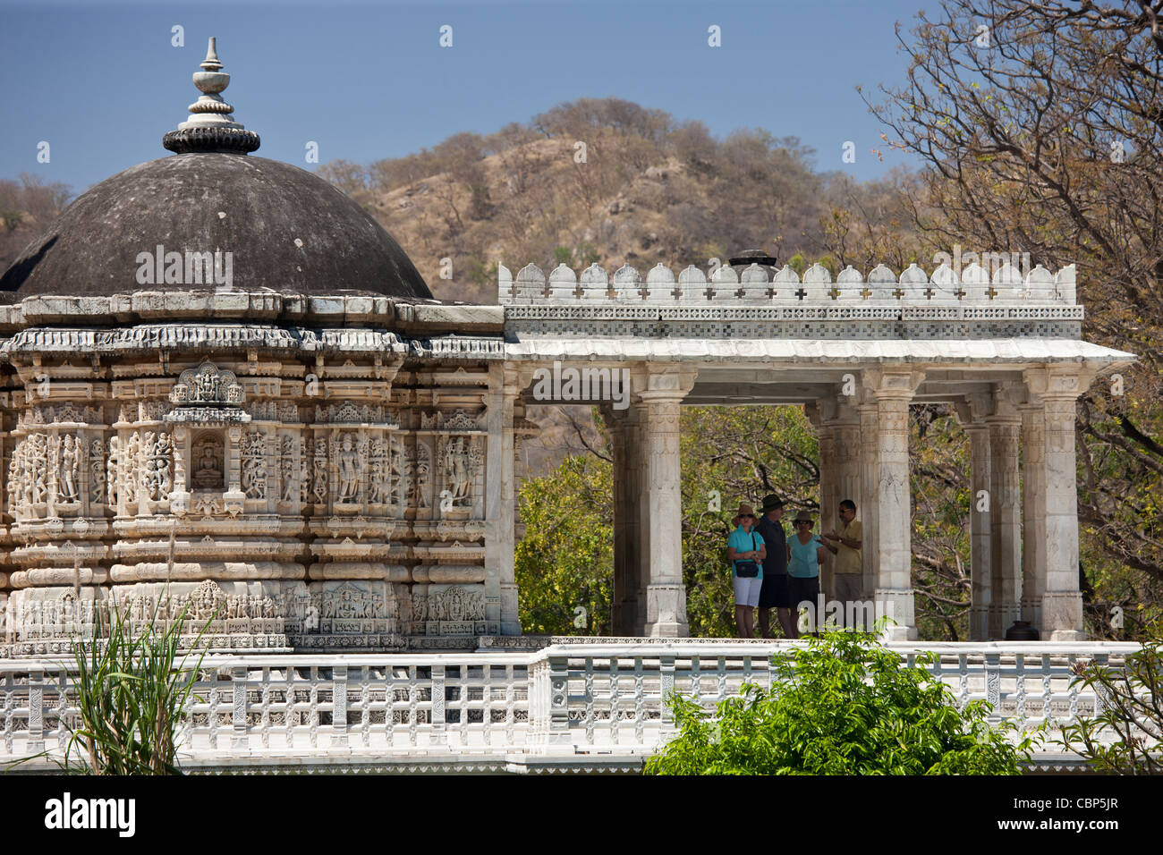 Les touristes avec guide à la Temple Ranakpur Jain à Desuri Tehsil en pali District de Rajasthan, Inde de l'Ouest Banque D'Images