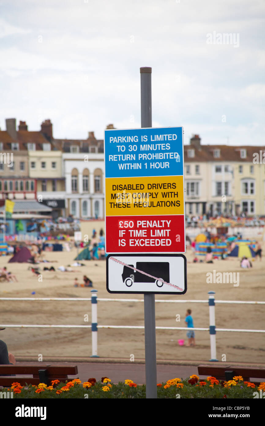 Restrictions de stationnement de voiture signe à Weymouth seafront Banque D'Images