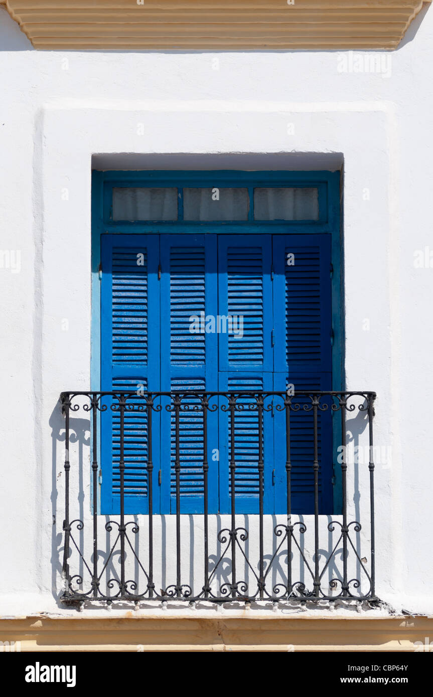 Fenêtre avec des volets bleus à Essaouira,Maroc Banque D'Images