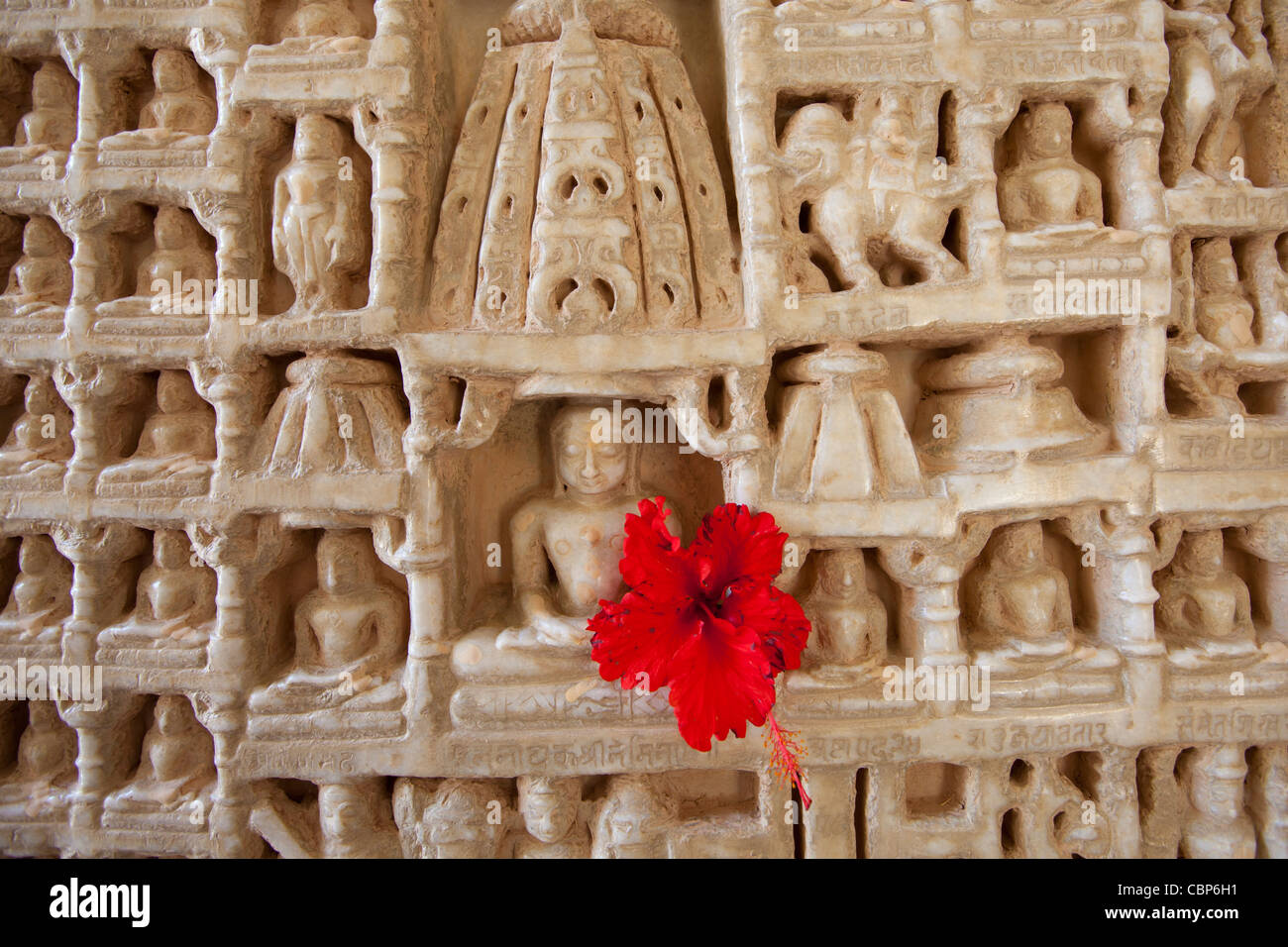 Les sculptures en marbre blanc icône religieuse au Temple Ranakpur Jain ...