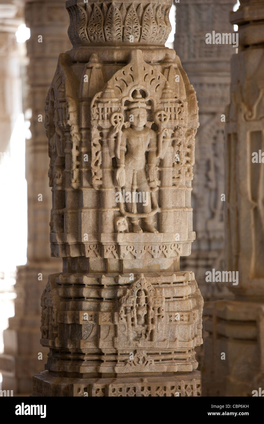 Sculptures sur pierre et en colonnes dans le Temple Ranakpur Jain à Desuri Tehsil en pali District de Rajasthan, Inde de l'Ouest Banque D'Images