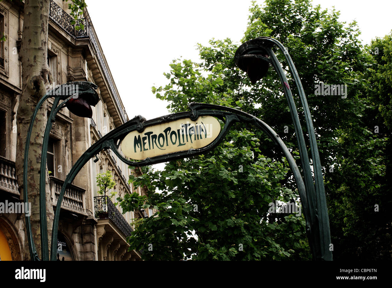 Paris Métro signe en escaliers de sortie à St Germain. Banque D'Images