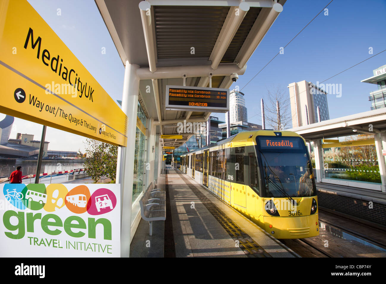 Un tramway à Media City , Salford Quays, Manchester, Royaume-Uni. Banque D'Images