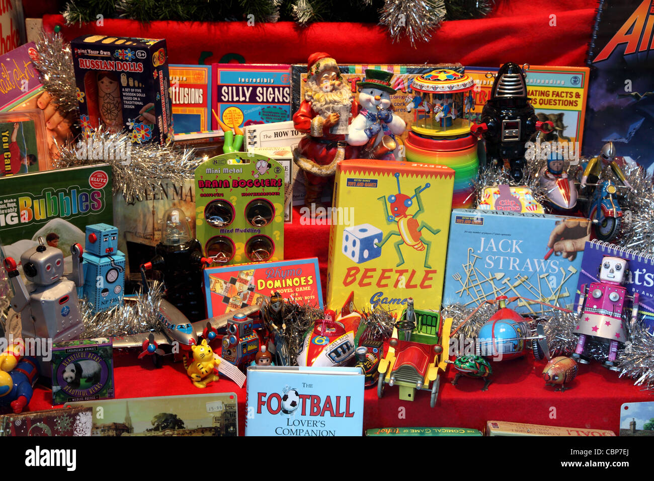 Boutique de Noël fenêtre en vente baignoire vintage toys. Banque D'Images