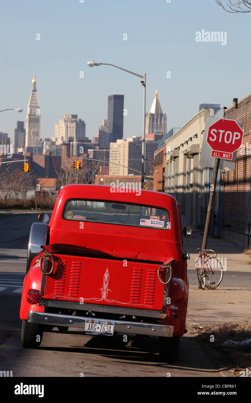Vue arrière du Buick classic camion pick-up, avec New York City Skyline en arrière-plan, Williamsburg, Brooklyn, New York, NYC, USA Banque D'Images