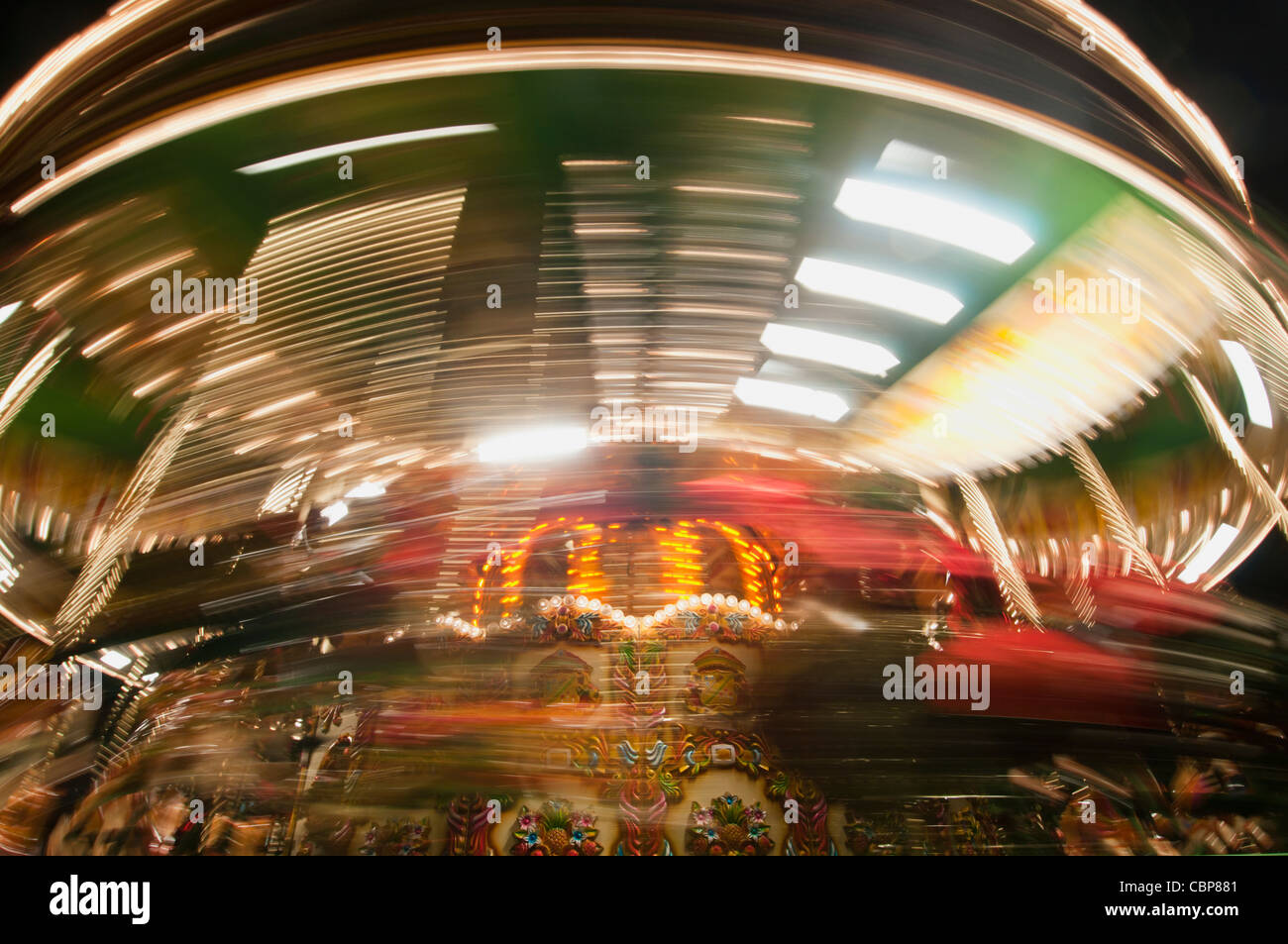 Un merry go round dans le marché allemand Birmingham Banque D'Images