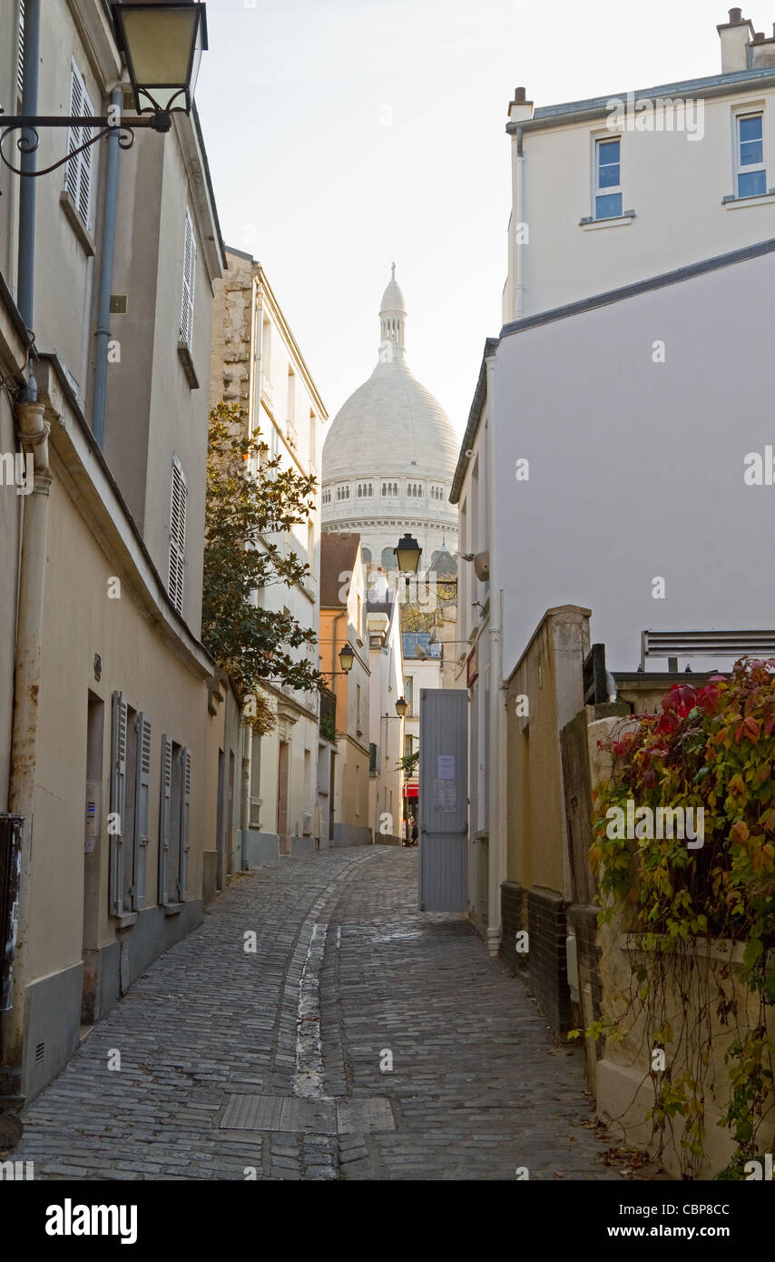 Une ruelle dans le quartier pittoresque de Montmartre, Paris, avec l'église de Sacré-Cœur à l'arrière-plan Banque D'Images