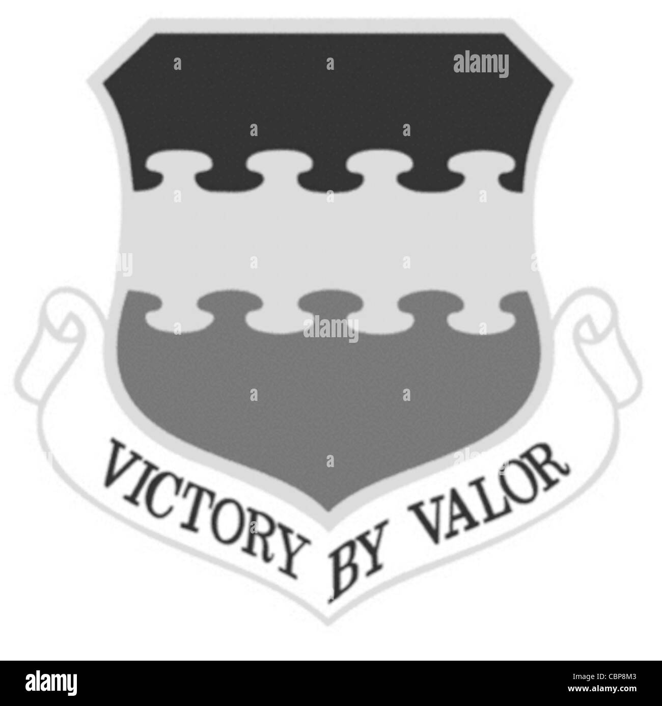 Le 20th Fighter Wing Shield représente le fier héritage et l'histoire militaire de l'US Air Force. Symbole de force et de résilience, ce bouclier est porté par les membres de la 20e escadre de chasse et est un emblème de leur engagement à défendre la nation. Le bouclier présente des éléments de design distinctifs qui symbolisent le patrimoine et la mission de l’aile. Banque D'Images Le 20th Fighter Wing Shield représente le fier héritage et l'histoire militaire de l'US Air Force. Symbole de force et de résilience, ce bouclier est porté par les membres de la 20e escadre de chasse et est un emblème de leur engagement à défendre la nation. Le bouclier présente des éléments de design distinctifs qui symbolisent le patrimoine et la mission de l’aile. Banque D'Images