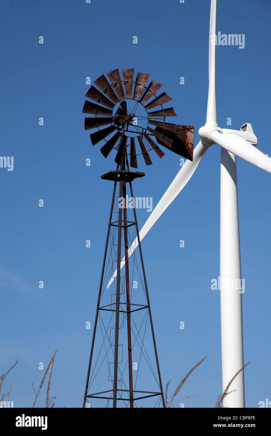 Old wind turbine Banque de photographies et d'images à haute résolution -  Alamy