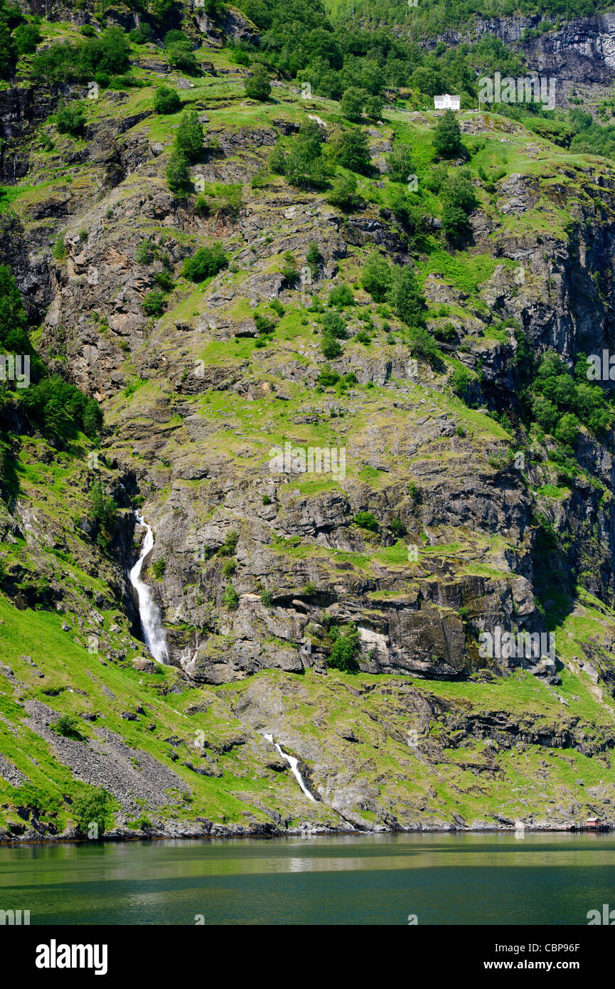 Maison de ferme solitaire haut sur les falaises de l'Aurlandsfjord, fjord, Sogn og Fjordane, en Norvège. Banque D'Images